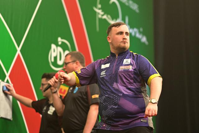 darts player wearing purple