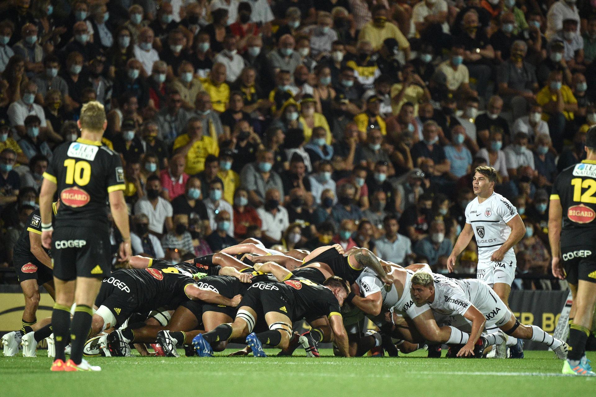 A scrum during the Top 14 match between La Rochelle and Stade Toulousain 