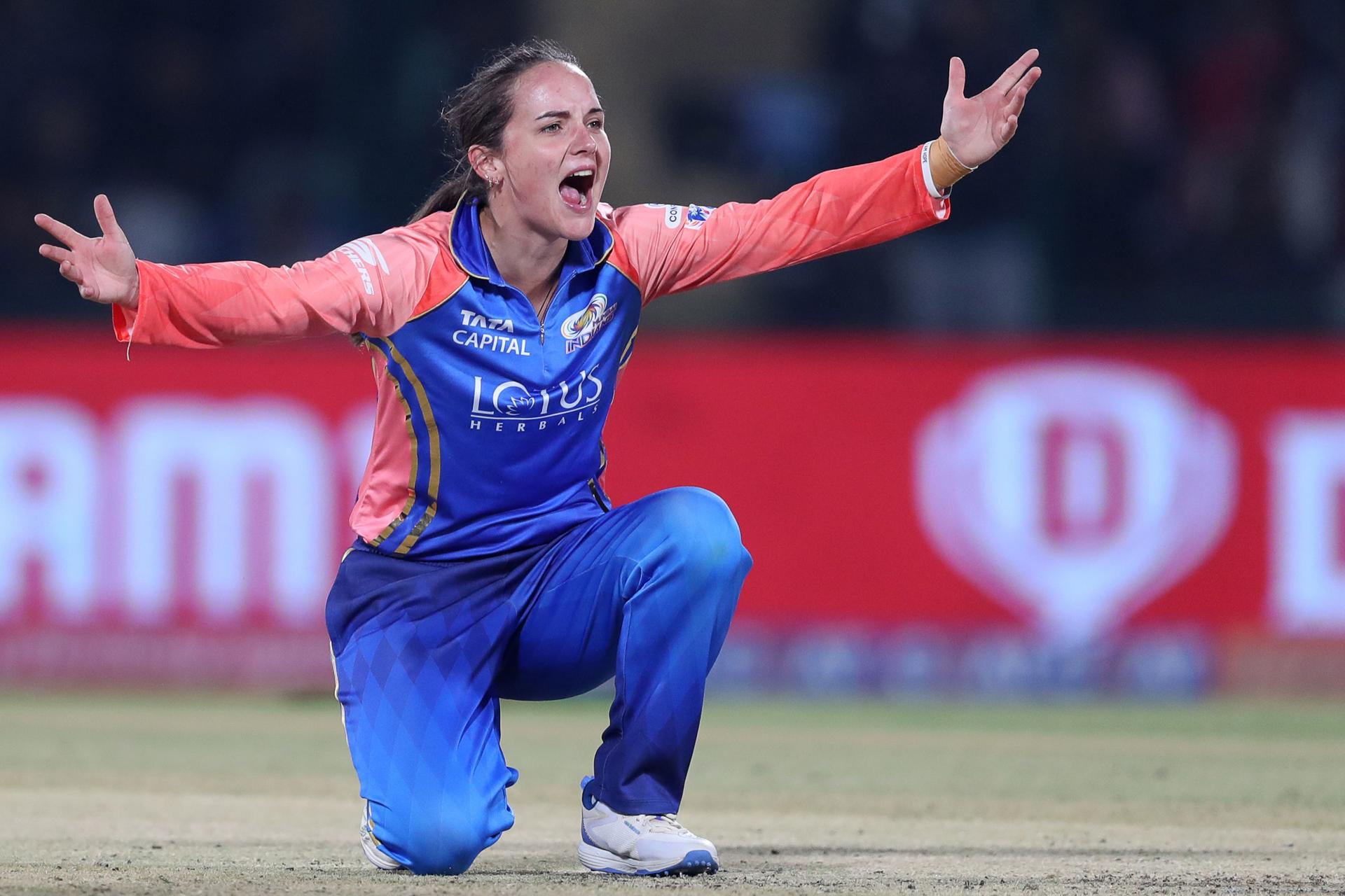 Amelia Kerr of Mumbai Indians unsuccessfully.jpg