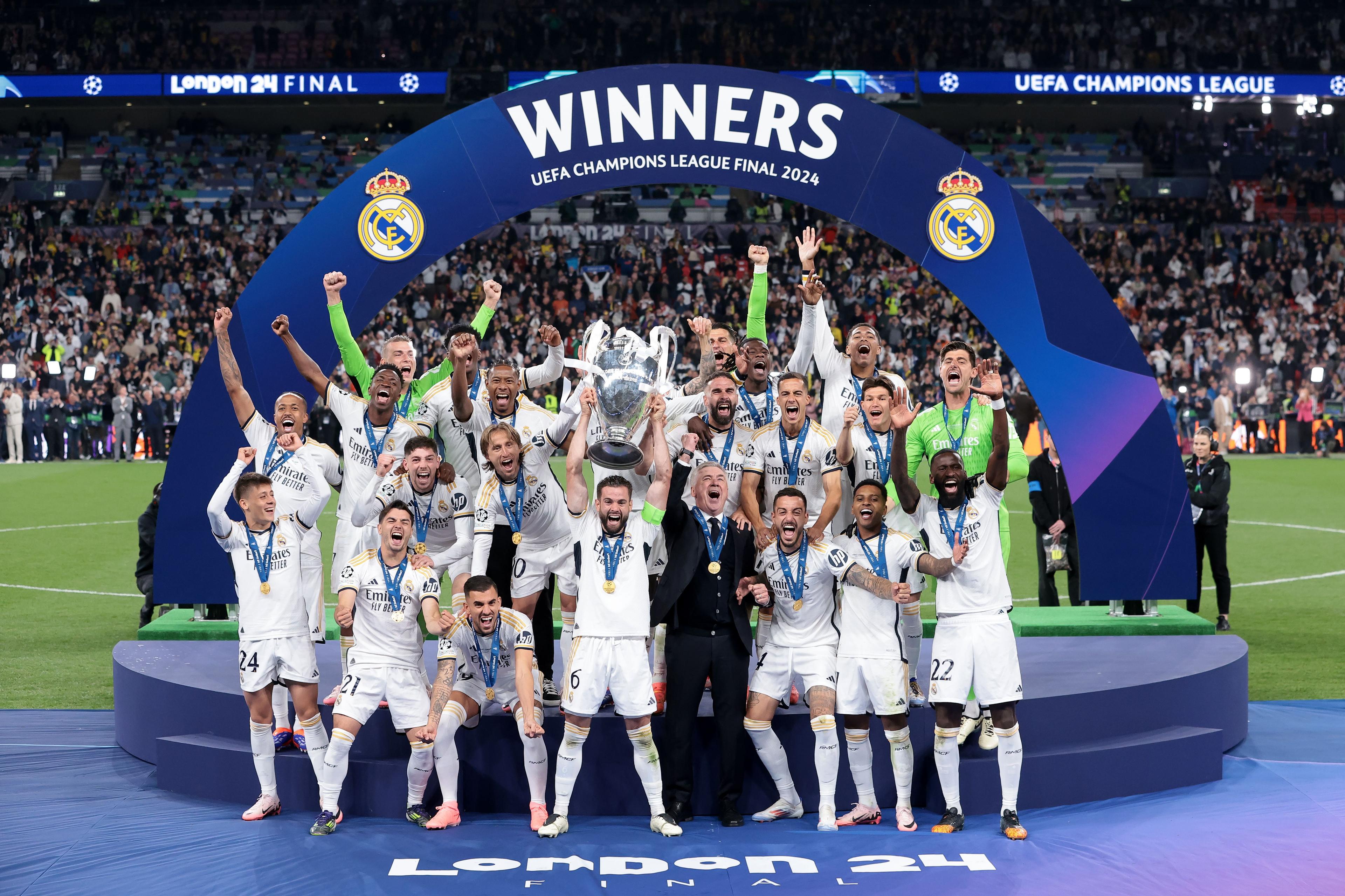  Head Coach and Players of Real Madrid Celebrating with the trophy//Getty