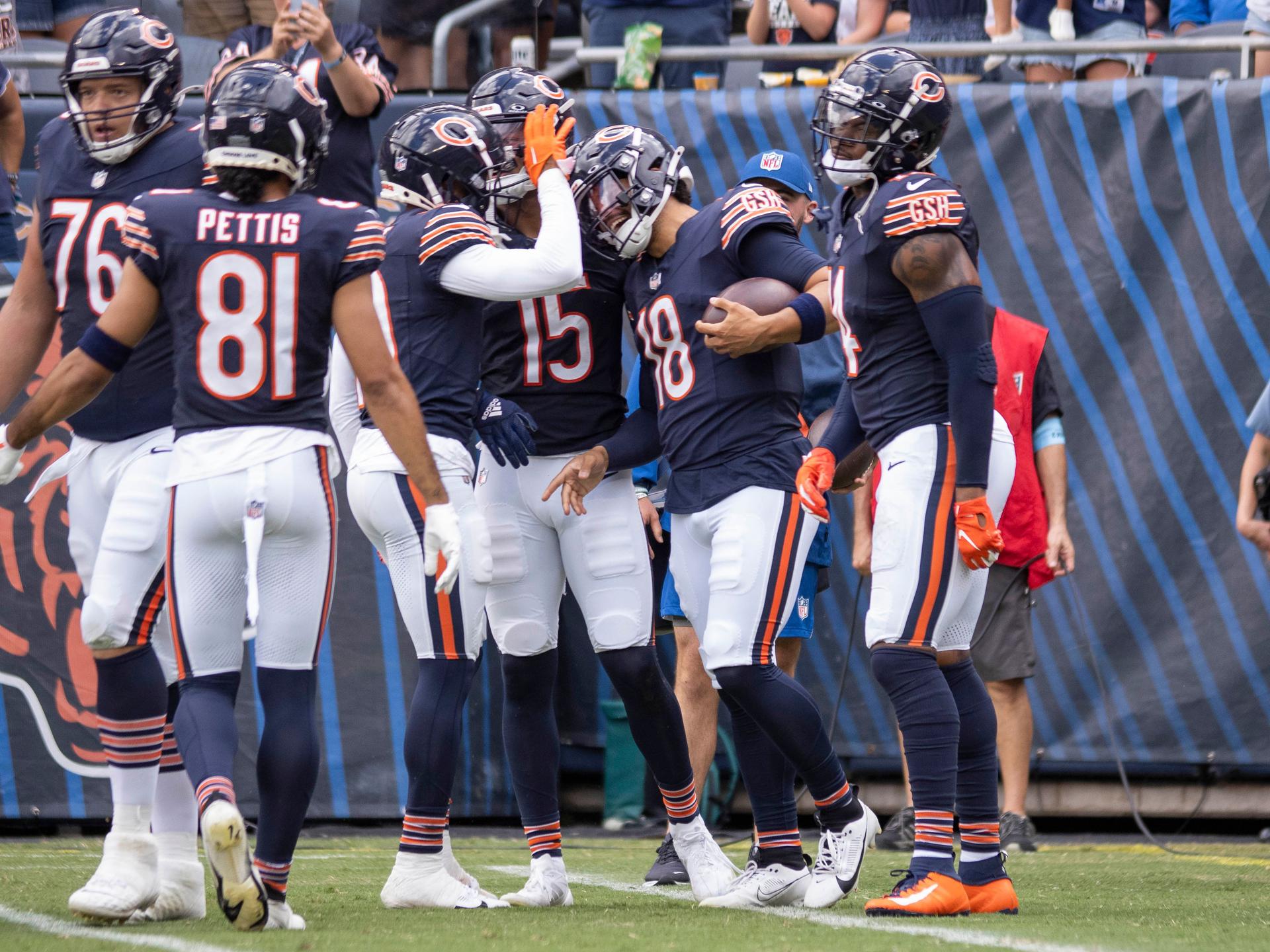 Chicago Bears quarterback Caleb Williams (18) celebrates with his teammates 