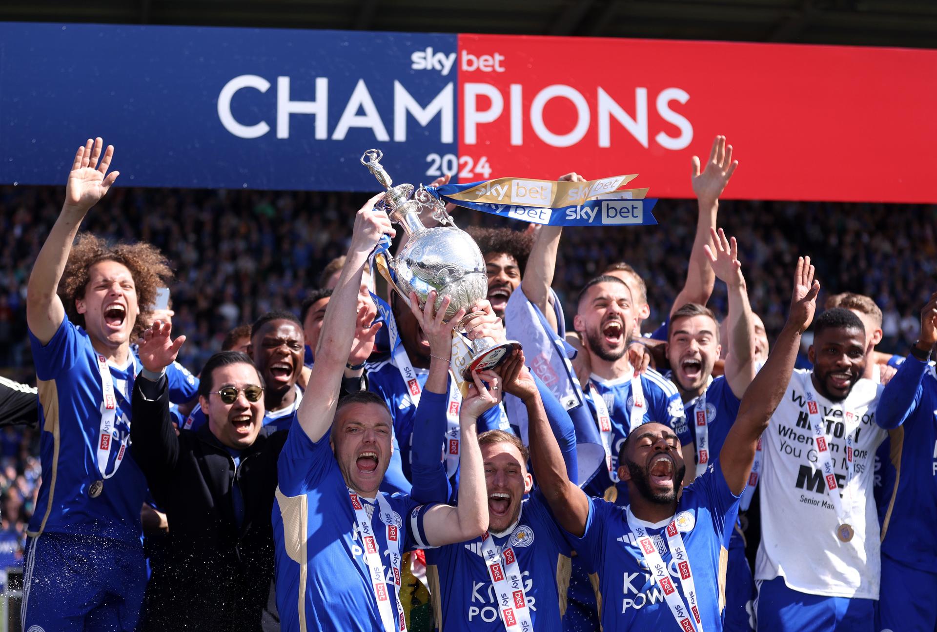 Jamie Vardy lifts the Championship trophy