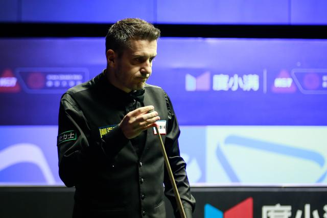 Mark Selby of England chalks the cue 