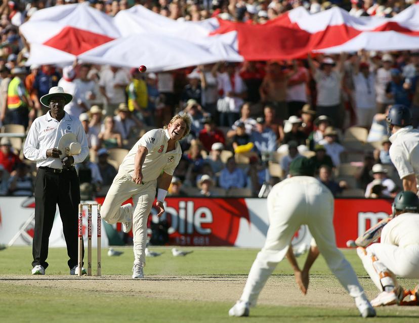  Australian bowler Shane Warne (2nd-L) bowls to England's Andrew Strauss 