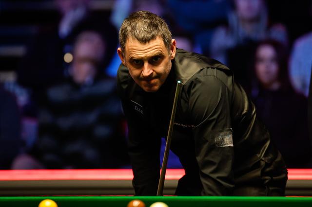 Snooker player wearing a black shirt