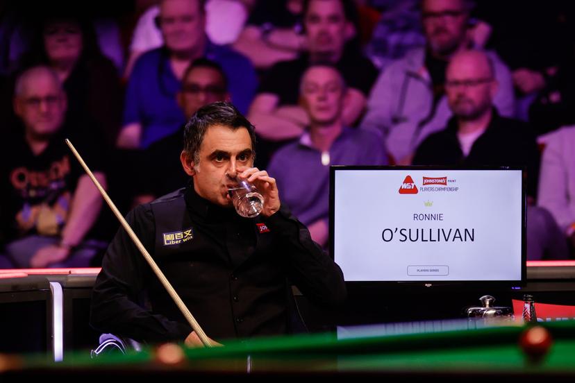 Ronnie O'Sullivan drinking water 