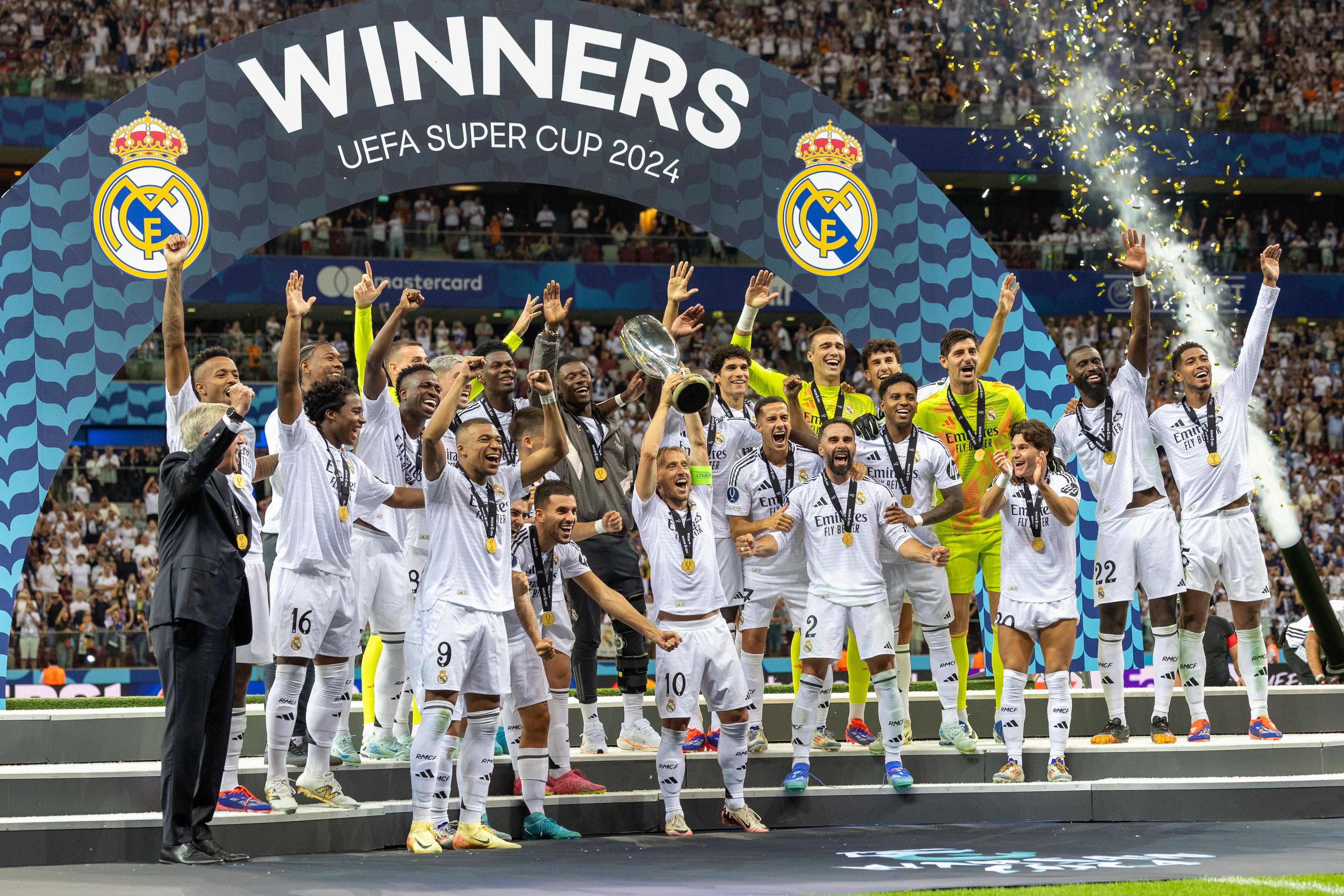 Team of Real Madrid with the Super Cup after winning the final//Getty