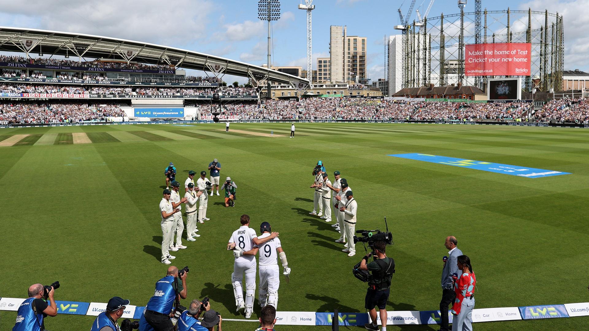 Stuart Broad Guard of Honour Farewell Test.jpeg